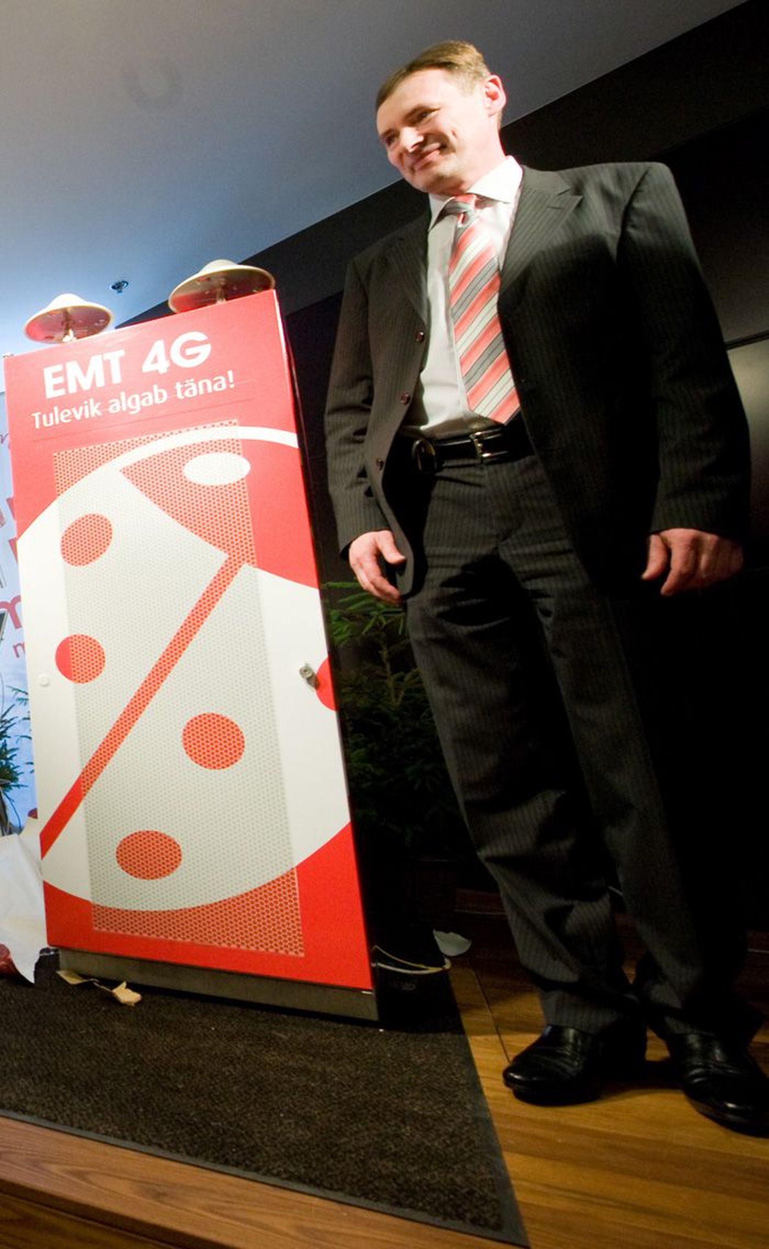 EMT tehnoloogiadirektor Tõnu Grünberg tutvustas veebruaris EMT 4G- võrku. Üleeile oli firma hädas 3G-võrgu rikkega.