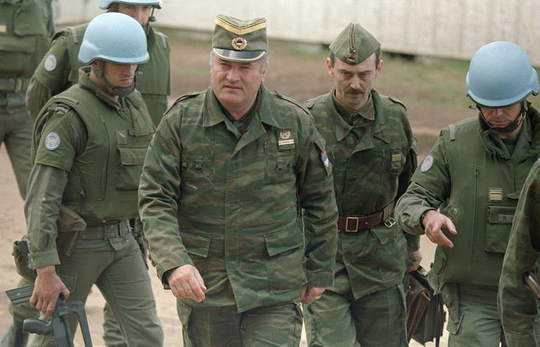 12. aprill 1993: Bosnia serblaste väejuht Ratko Mladic Prantsuse rahuvalvajate taustal ÜRO korraldatud kohtumisel Sarajevo lennuväljal. Foto: Michael Stravato/AP/Scanpix