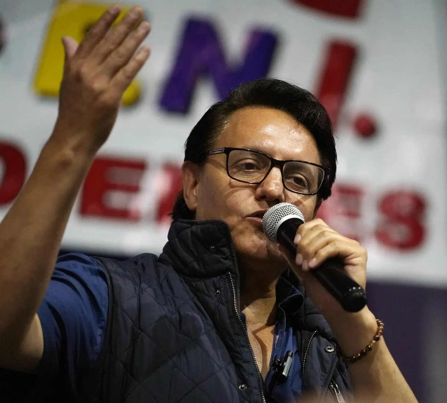 Ecuadori presidendikandidaat Fernando Villavicencio kolmapäeva õhtul vahetult enne tapmist Quitos poolehoidjate ees.