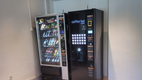 «Milleks seda janti tarvis?» Haapsalu haiglas olev kohvi- ja snäkiautomaat külvab klientides segadust