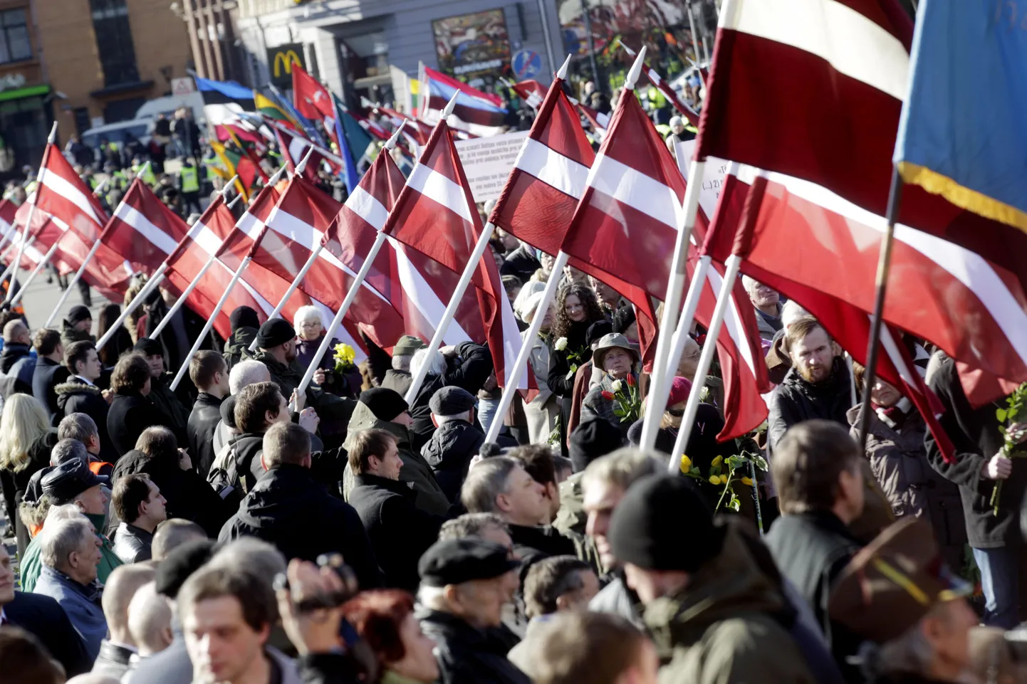 Riias meenutati leegionäride marsil Saksa sõjaväes võidelnud ja langenud lätlasi.