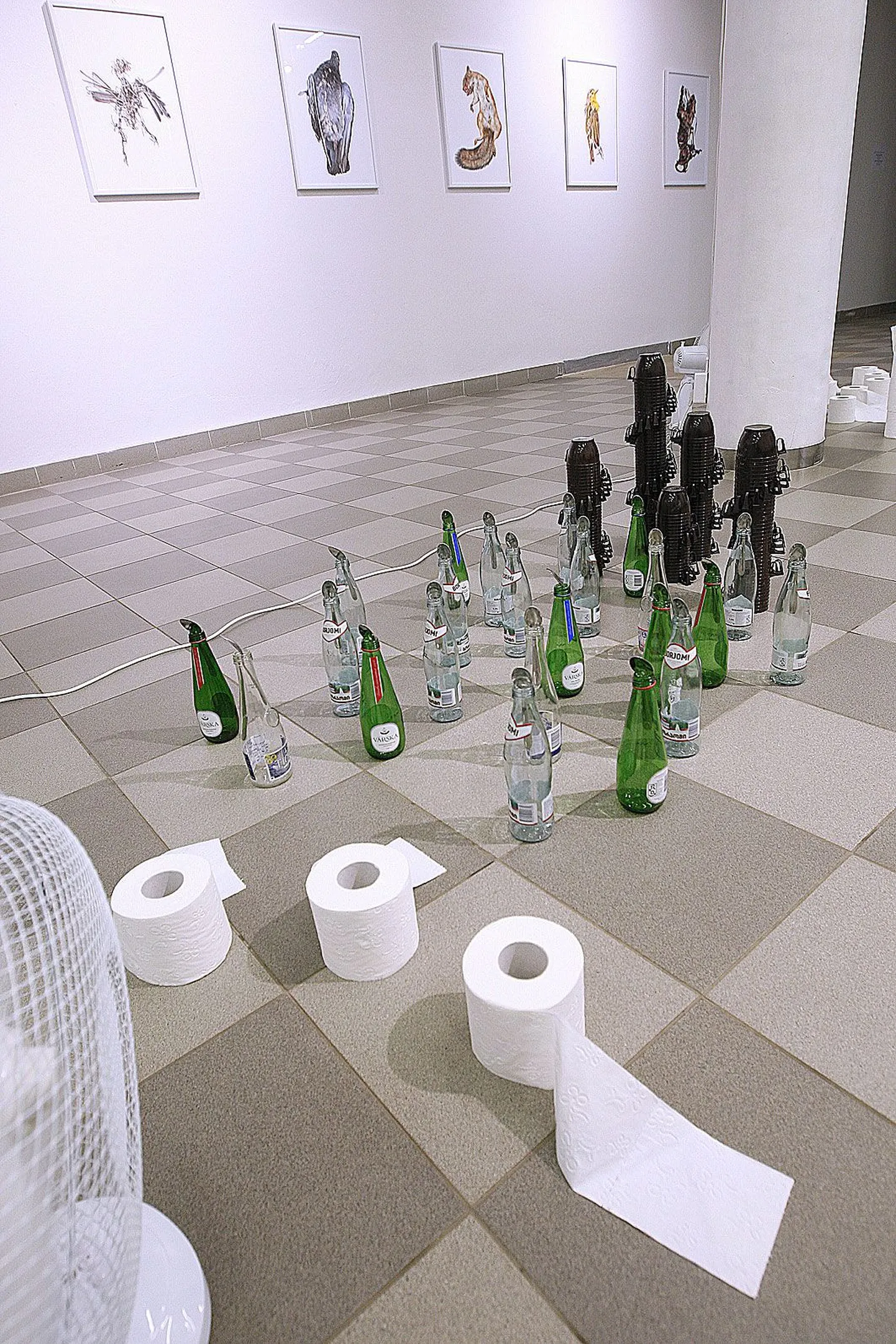 Nooruse galerii põrandal on Laura Kuuse installatsioon «Võimaluste väli», kus ventilaatorituules lusikad kõlisevad vaikselt pudelites. Seinal on Dmitri Gerasimovi fotoseeria «De mortuis nil nisi bonum».