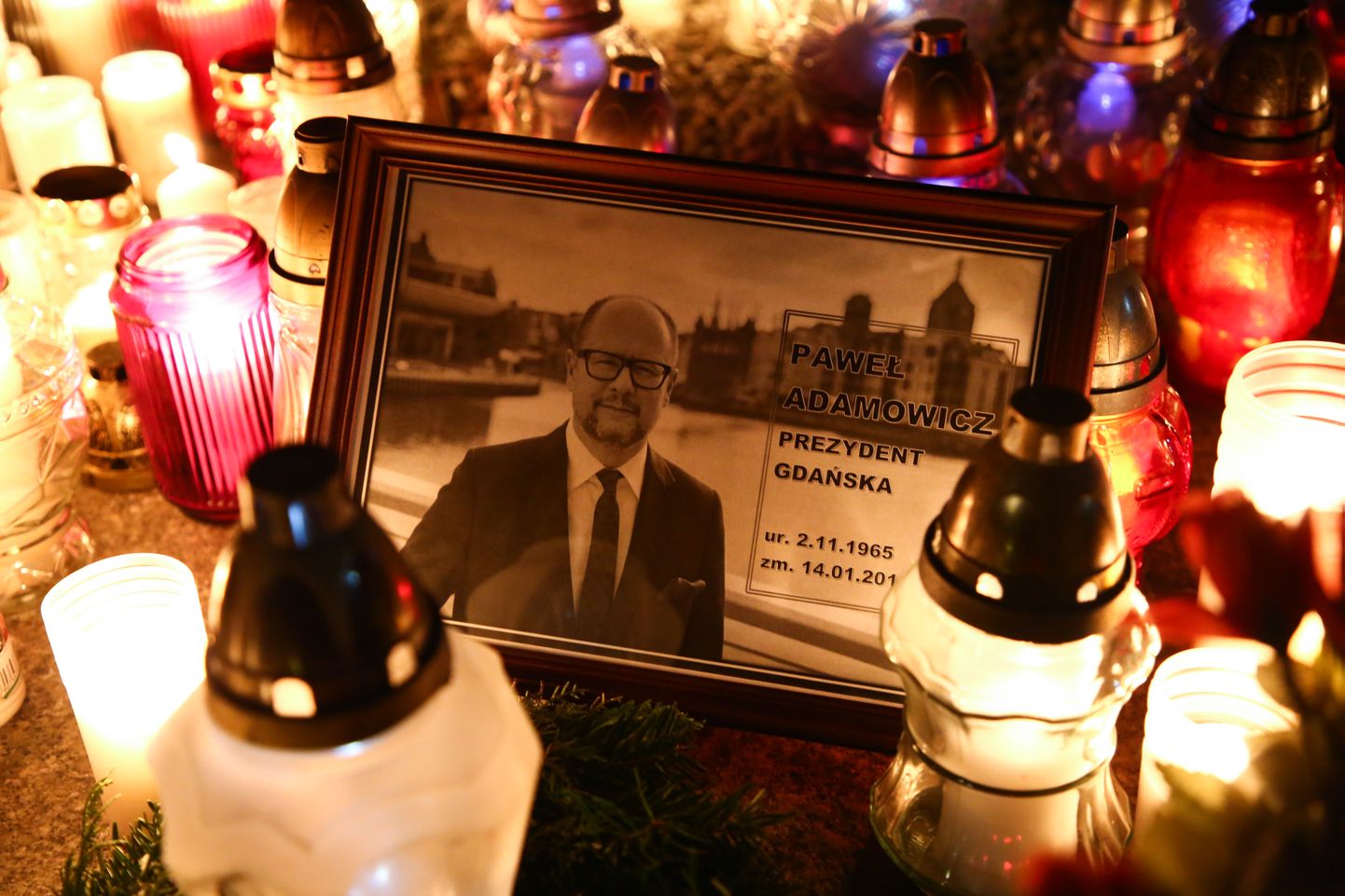 Poolas pussitati pühapäeval Gdański kuuekordset linnapead Paweł Adamowiczi, kes suri saadud vigastustesse päev pärast rünnakut.