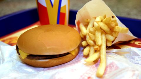 Возмущенный клиент McDonald’s: почему с повышением НДС чизбургер подорожал более чем на 40%?