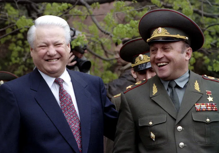 Президент России Борис Ельцин (1931-2007) и министр обороны Павел Грачев (1948-2012) смеются после церемонии возложения венка к могиле Неизвестного солдата в Москве. Грачев возглавлял военное министерство РФ в 1992-1996 годах. Именно при нем началась первая чеченская война. Архивное фото, Москва, 9 мая 1994 года.