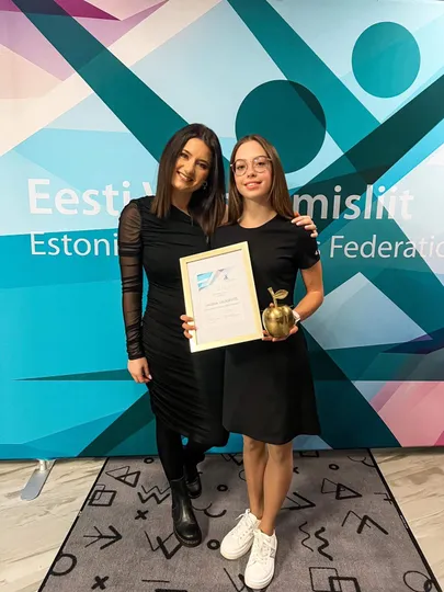 Aasta iluvõimlejaks valitud Valeria Valasevitš ja tema treener Monica Zirk.
