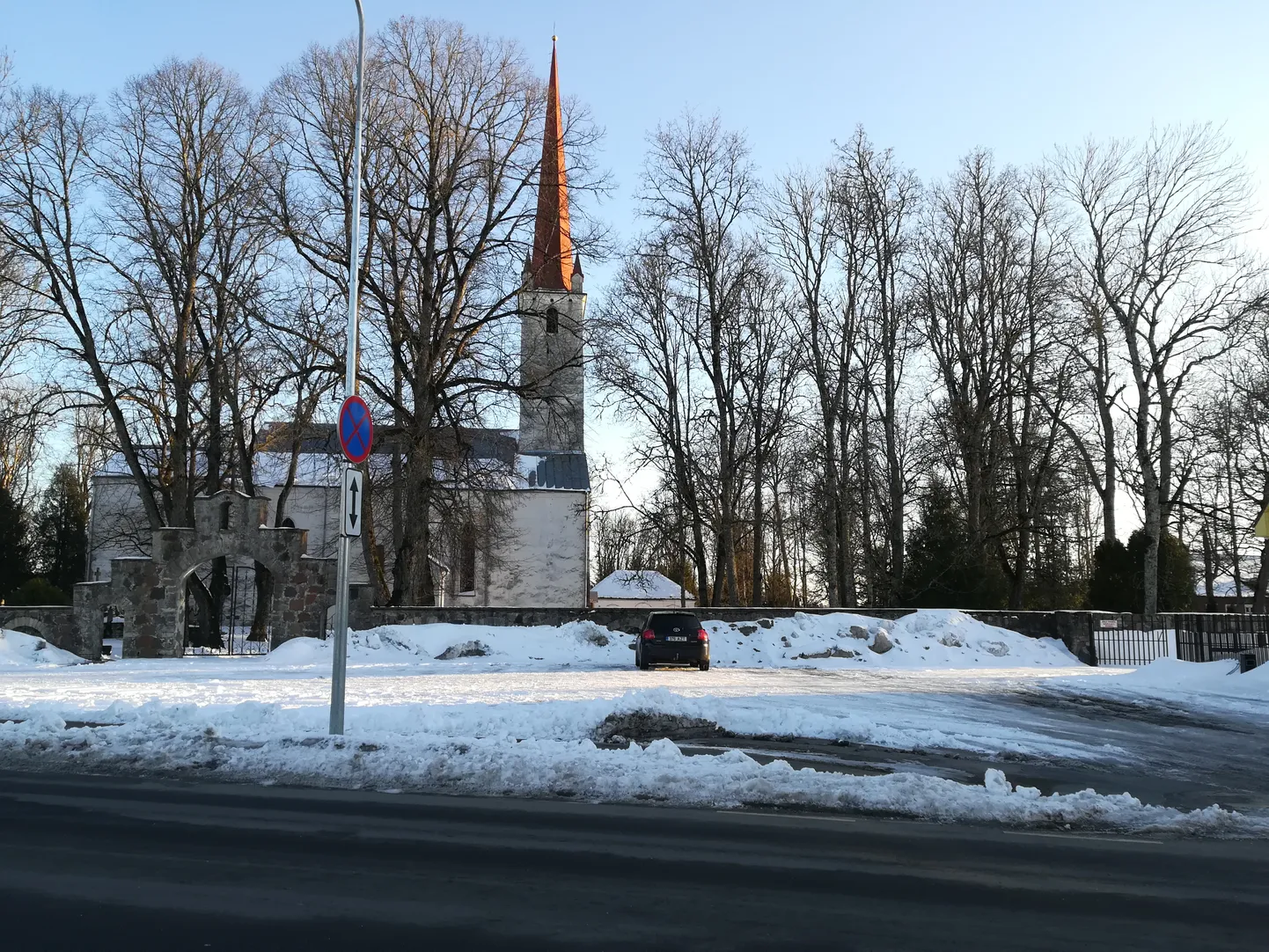 В последние выходные февраля центром событий стала парковка рядом с церковью Амбла.
