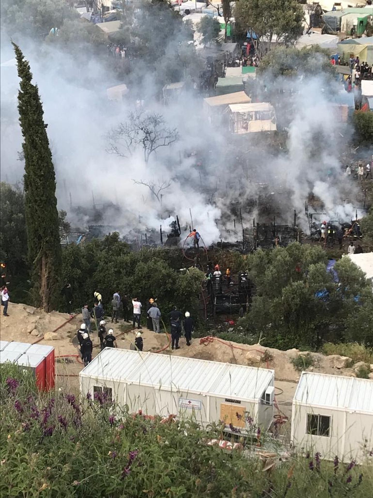 Ülerahvastatud Samose saare põgenikelaagris puhkes nädalavahetusel mäss ja tulekahju.