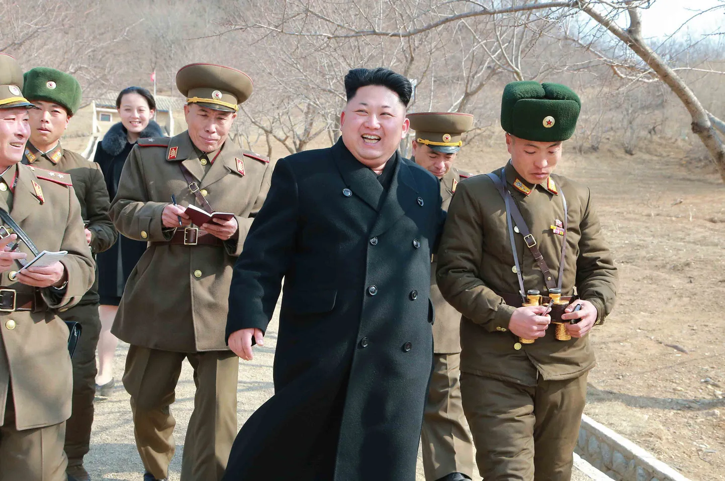 Kim Jong-un oma saatjaskonnaga, kus kõige taga on näha ka Yo-jongi