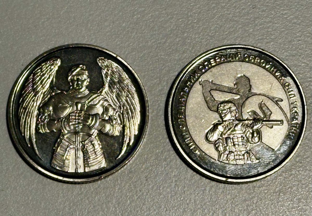 Реверсы монет Банка Украины с символами десантных войск и спецназа.