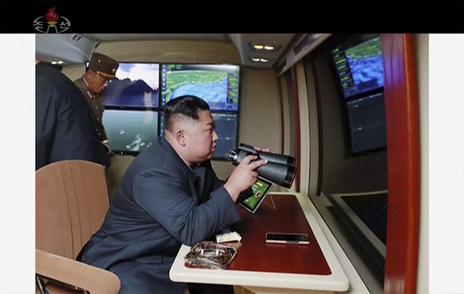 Kim Jong-un raketikatsetusi jälgimas.