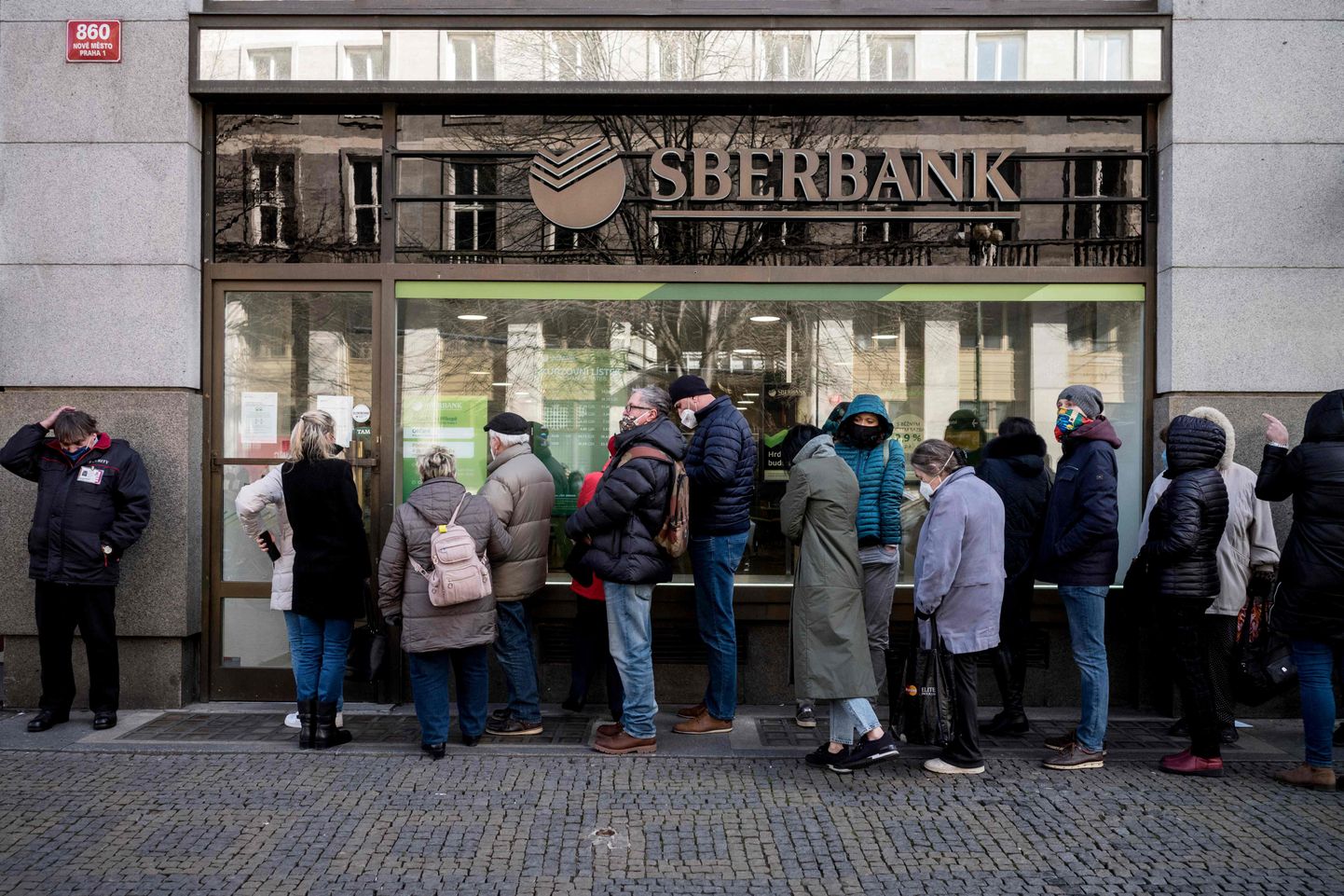 Nii nagu hoiustajad võtavad Sberbankist raha välja soovivad ka investorid selle aktsiast vabaneda