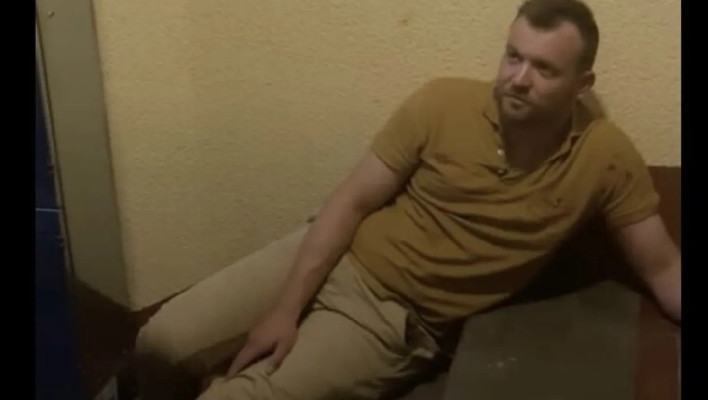 Кадр из видео конфликта экс-депутата Рейниса Знотиньша с соседями.