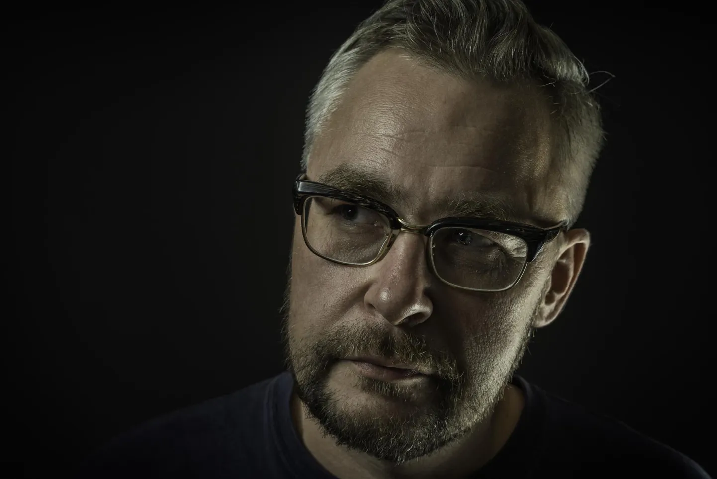 Andres Keili proosa mõjub oma parimatel ridadel kui kirjanduslik autorikino: kalk, aga varjamatult ennastnautlev kaameratöö, hüperrealistlikud lähiplaanid, tähendustihedad pisidetailid, jooksu pealt sündivad kujundid, kergelt sürreaalne atmosfäär.