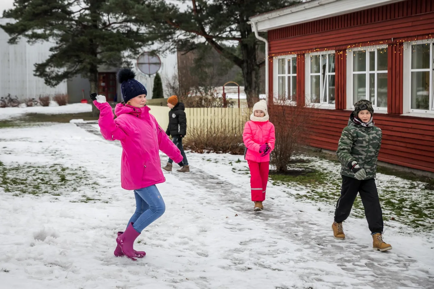 Kihnu kooli lapsed veedavad vahetunnid õues mängides talvelgi.