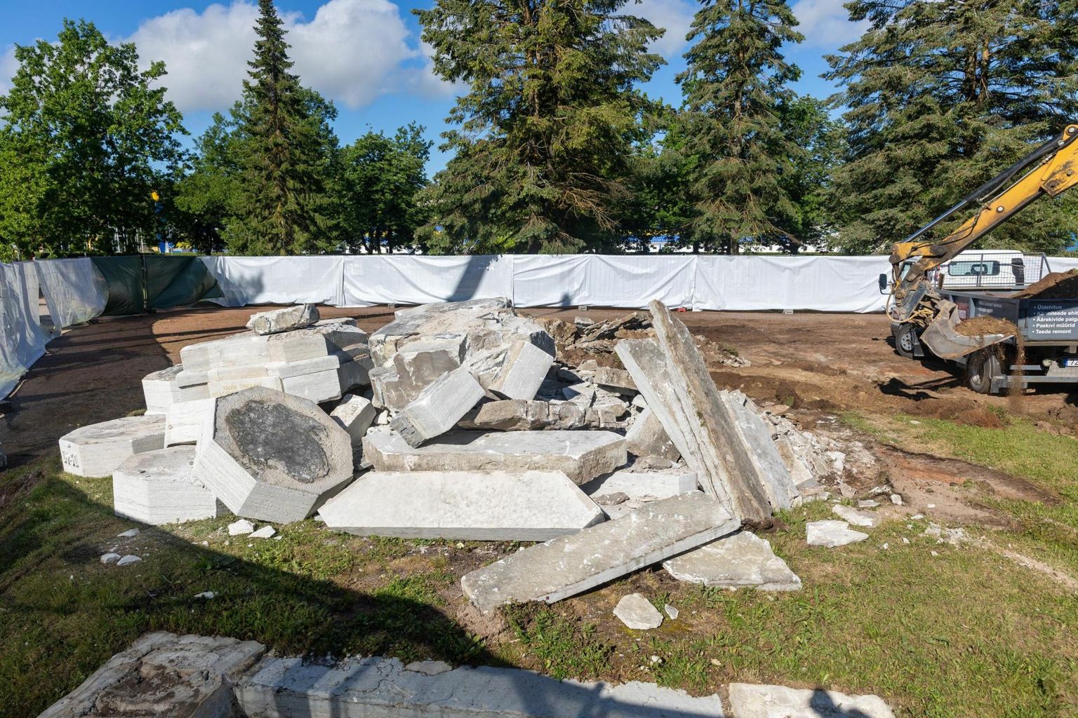 Pieces of the demolished red monument in Rakvere will be displayed as exhibits in the war museum.