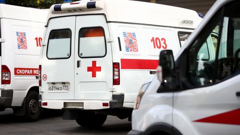 В России пьяный шофер скорой помощи перевозил беременную и перевернулся. Женщина погибла