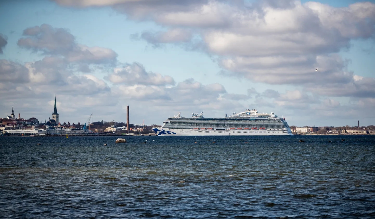Круизный лайнер в Таллиннском порту.