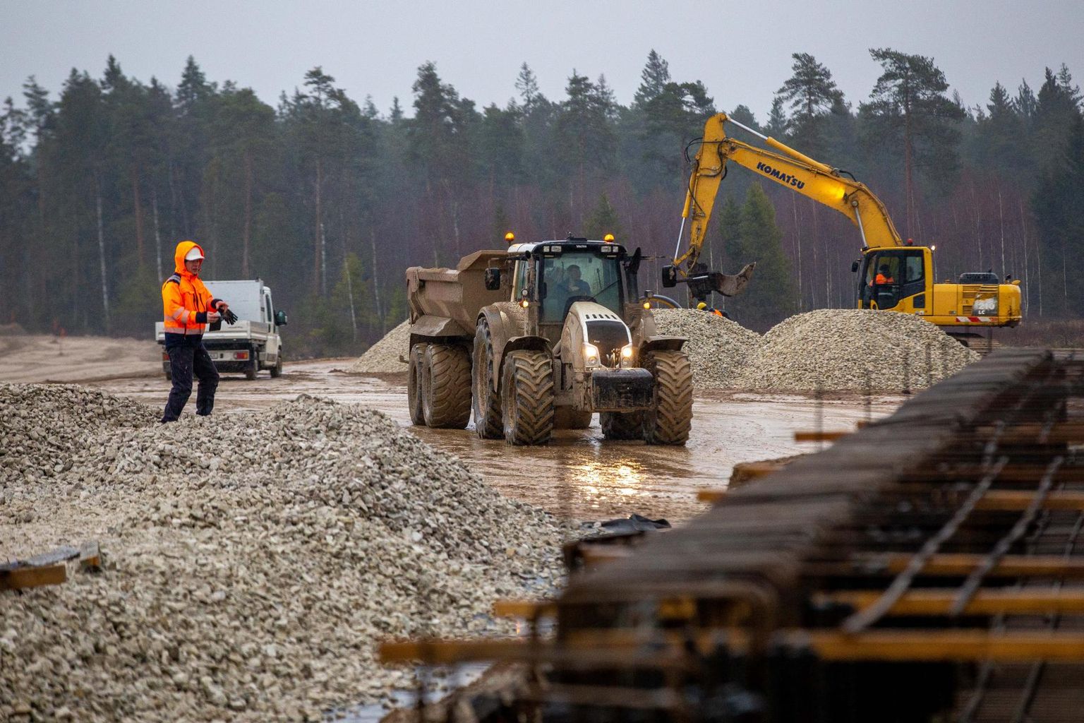 Iga uus neljarajaline maanteelõik toob maanteedele uusi autosid juurde. Tallinna-Tartu maantee Võõbu-Mäo neljarajalise lõigu ehitus.