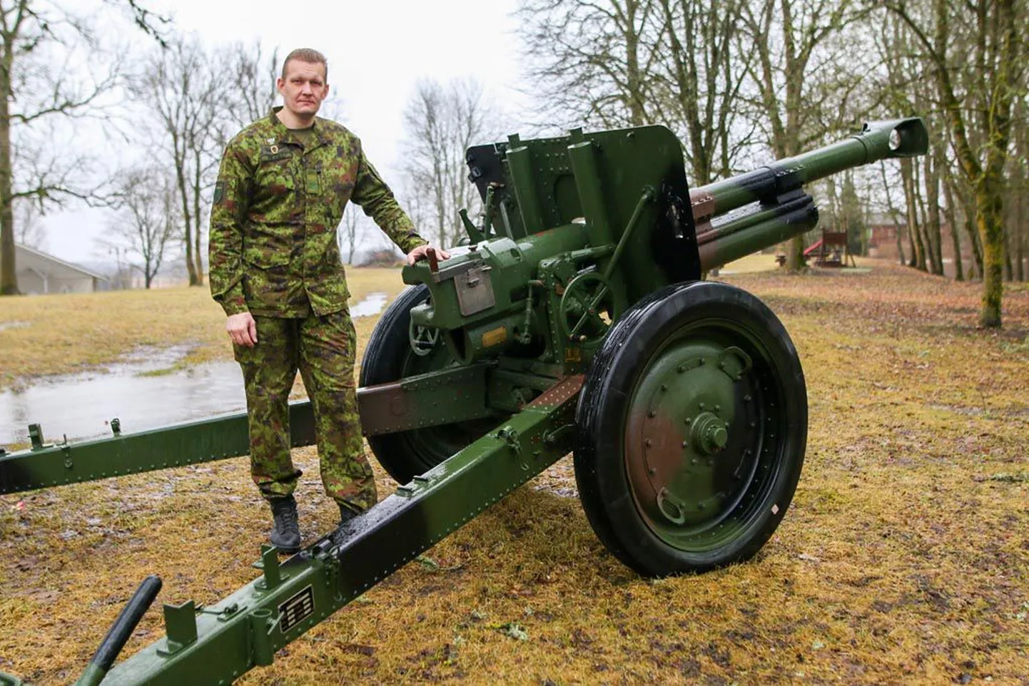 Aasta kaitseliitlane Marko Reisel toetub Lihula häärberi ees museaalsele välihaubitsale, mis on saadud Eesti taasiseseisvumise järel Soome sõpradelt.