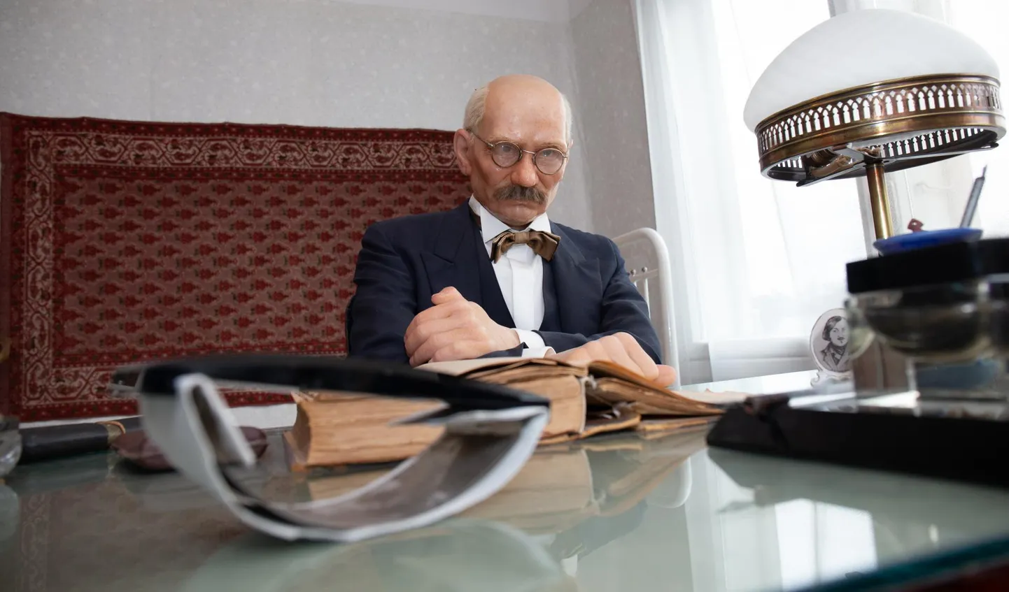 Oskar Lutsu vahakuju tema majamuuseumis Tartus. Tema loodud tegelaskujud elavad üha uusi elusid värsketes mugandustes ning paroodiates.