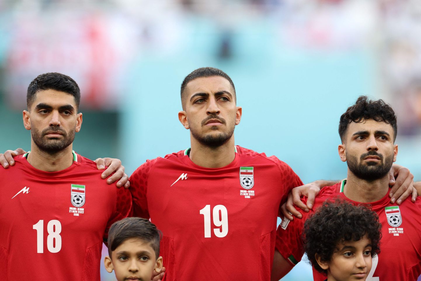 Iraani jalgpallurid näitasid üles suurt julgust, kui vaikisid MMi avamängul protesti märgiks hümnide laulmisel.