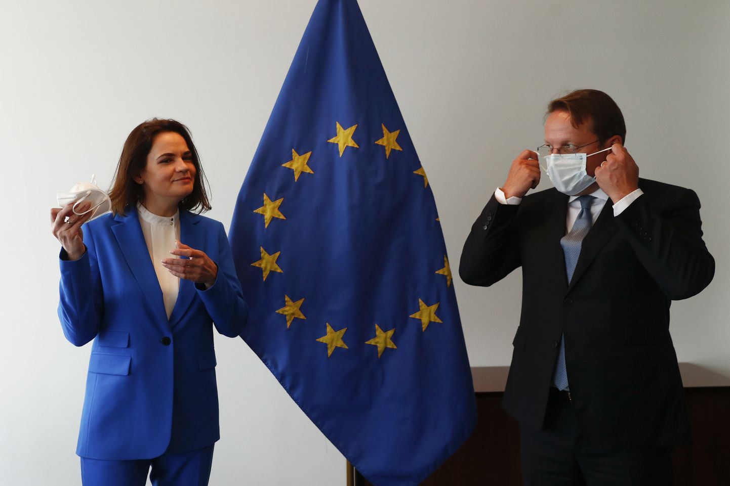 Valgevene opositsioonijuht Svjatlana Tsihhanovskaja pildil EL-i laienemisvoliniku Oliver Varhelyiga.