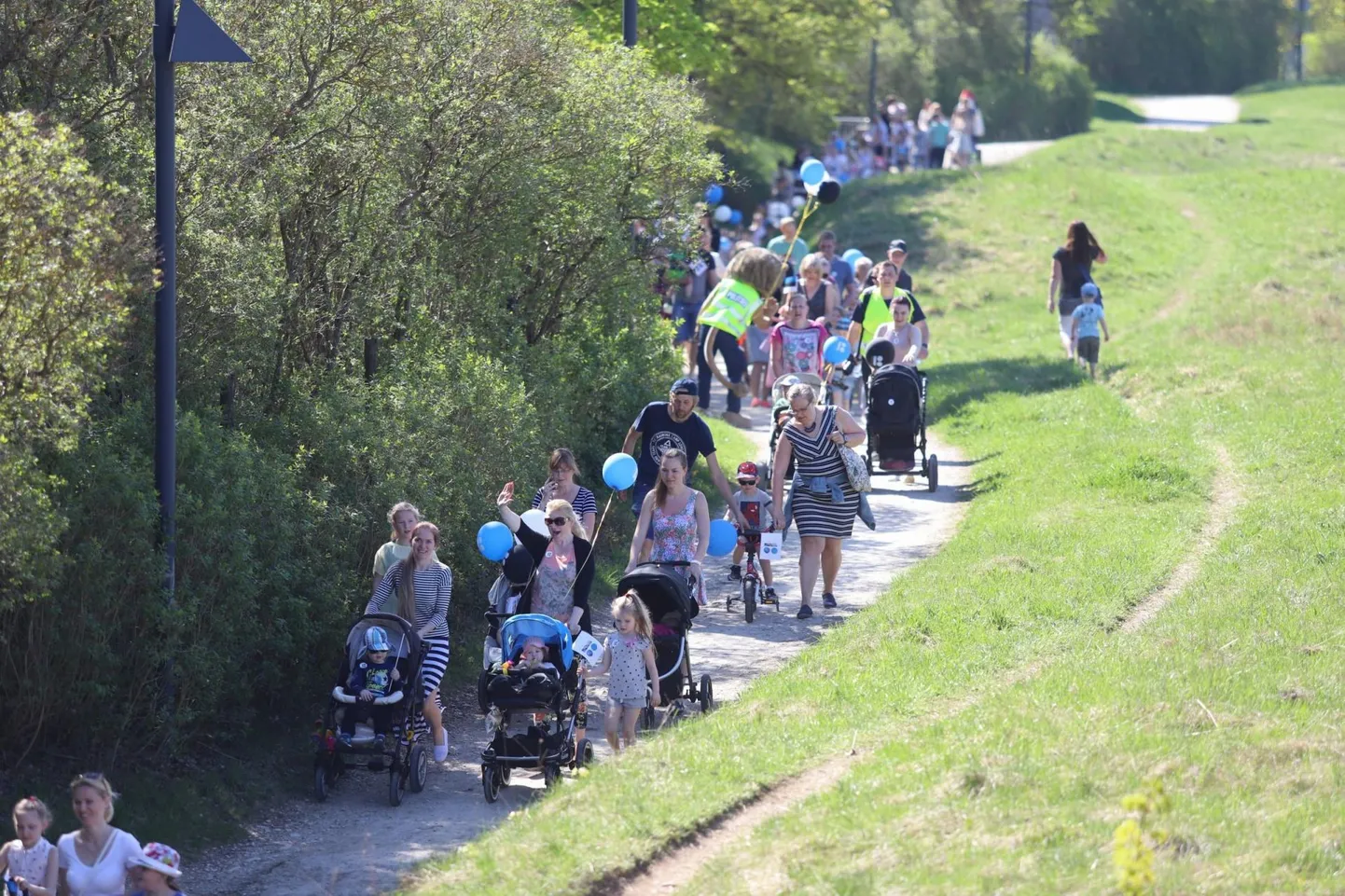 Tänavusel emadepäeval suuri rahvakogunemisi pole võimalik ette võtta, kuid vabas õhus saab liikuda ja matkale minna ikka. Pildil mõne aasta tagune emadepäeva kärumatk.