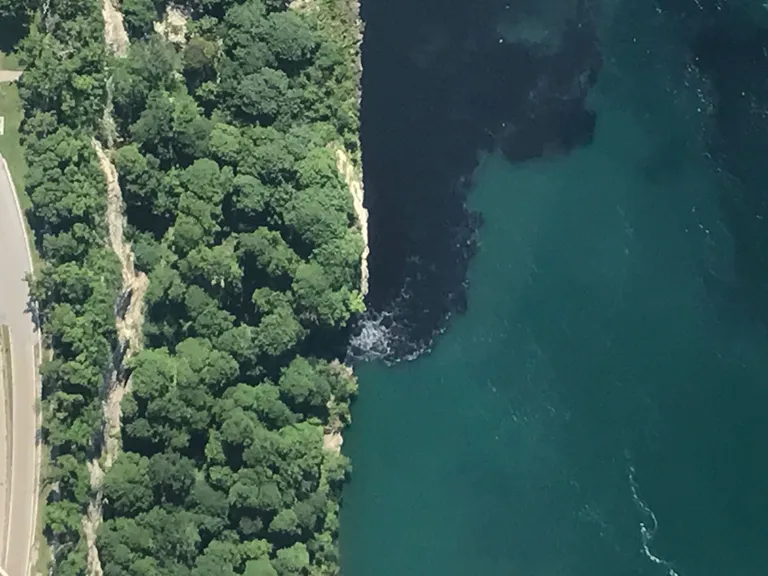 Värvimuutus Niagara jõe vees