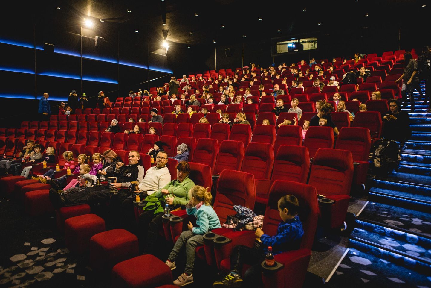 Lasterikaste perede liit koos Forum Cinemasega kutsus koolivaheaja alguse puhul kinno 167 Eestimaa suurperet.