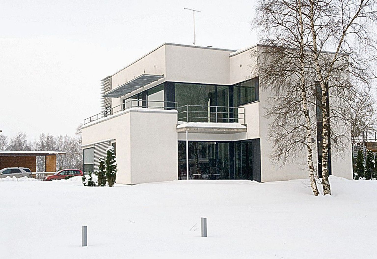 Valge tahukas: Kalle Vellevoo 2002. aastal projekteeritud eramus peeti soolaleivapidu kolm aastat hiljem.