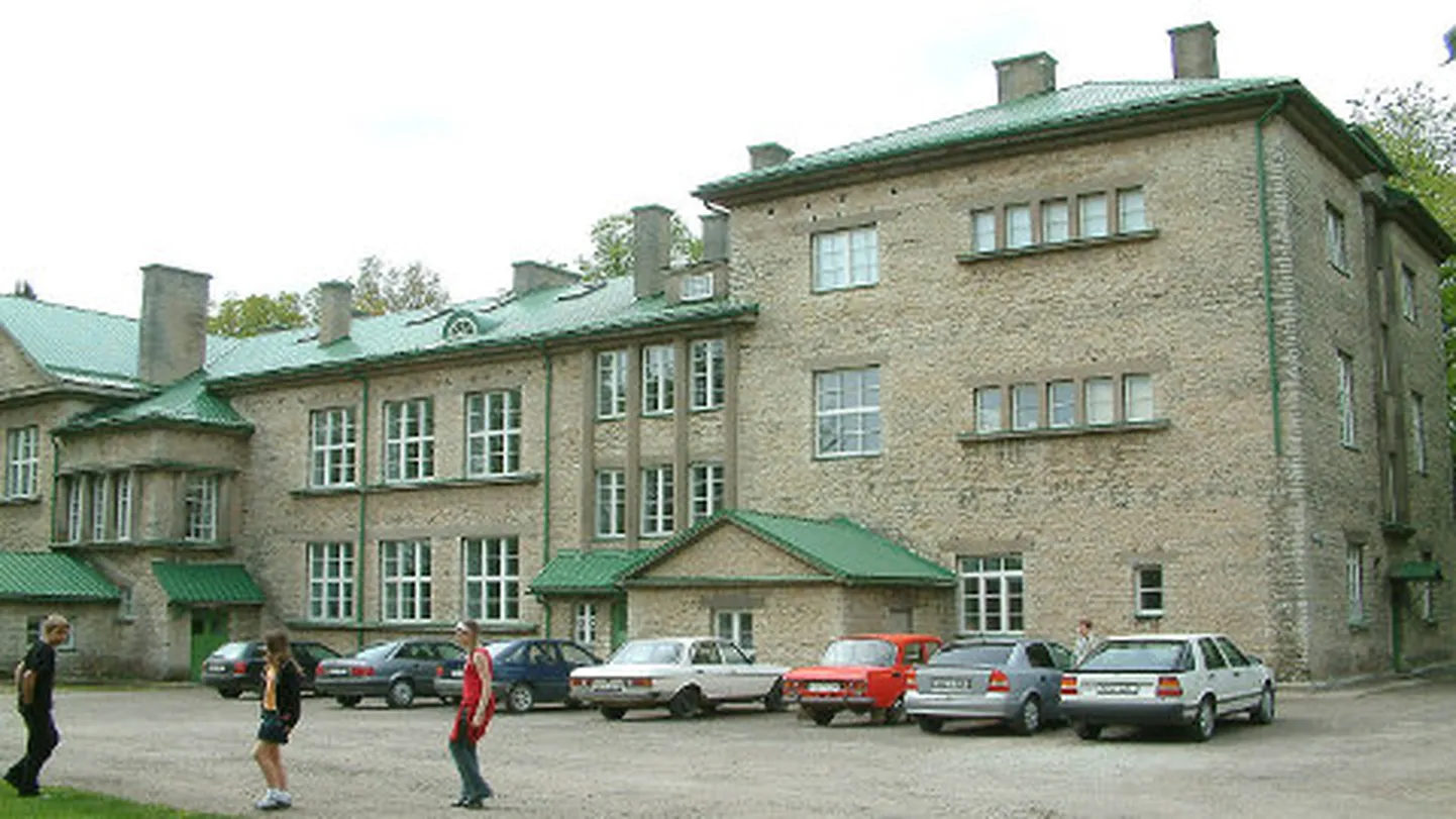Ühinenud omavalitsustel on parem võimalus ka gümnaasiumiosa Lüganuse keskkoolis säilitada, arvestades, et ühise kureerimisega oleks õpetajatel suurem koormus. Kui eelistataks oma valla koolis õppida, oleks sel suurem tõenäosus jätkata.