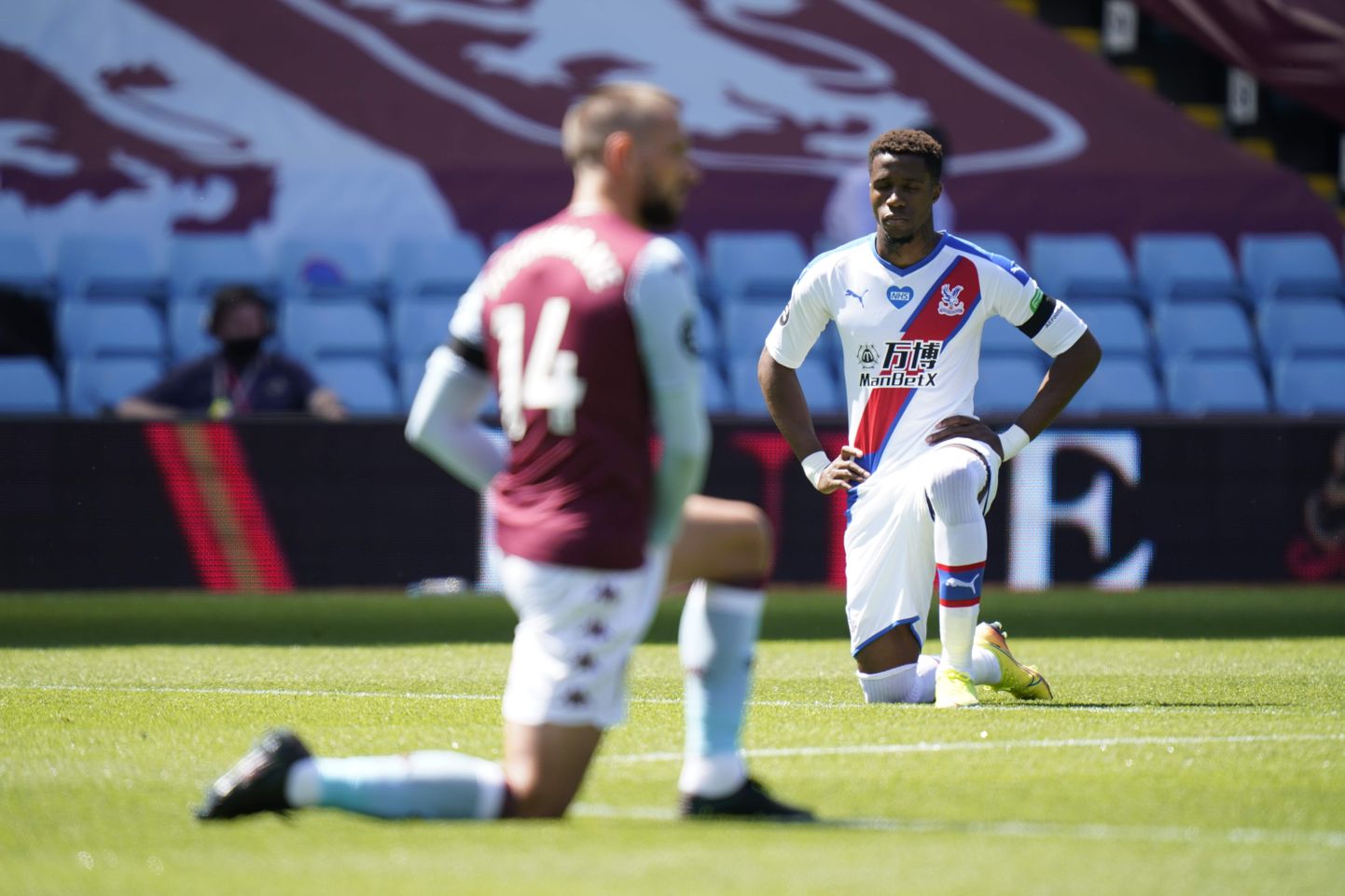 Crystal Palace'i ründaja Wilfried Zaha langes pühapäeval enne Inglismaa  Premier League`i jalgpallimängu algust Aston Villaga ühele põlvele.