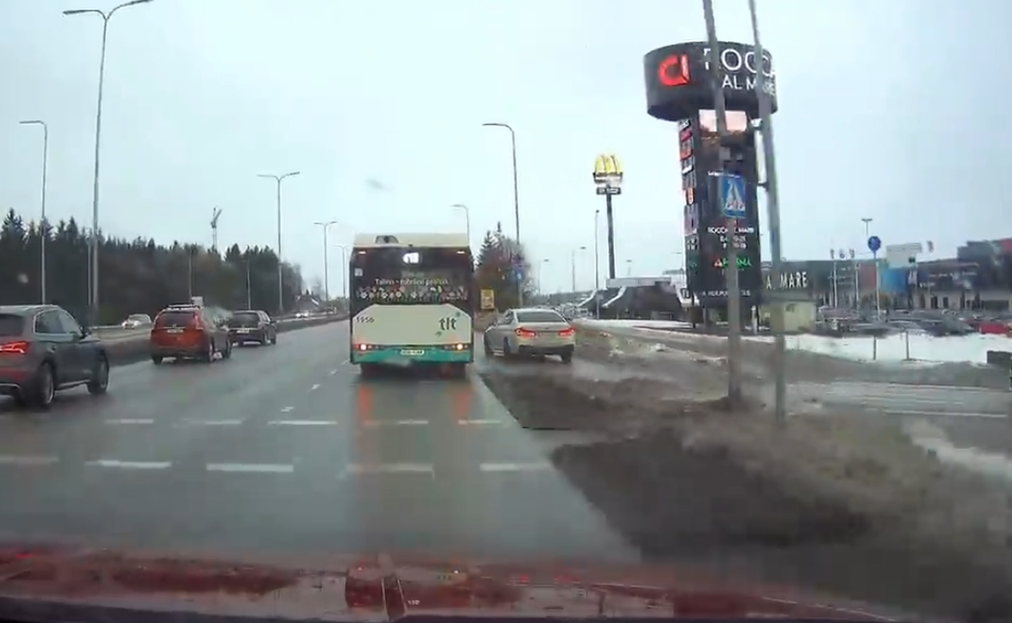 Автобус и BMW не поделили дорогу.