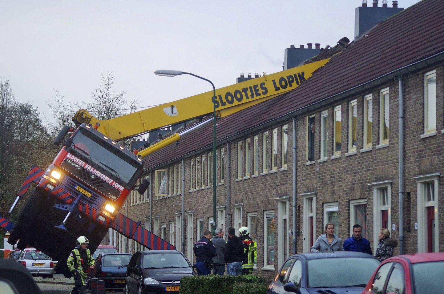 Hollandlase abieluettepanek lõppes kraana kukkumisega katusele
