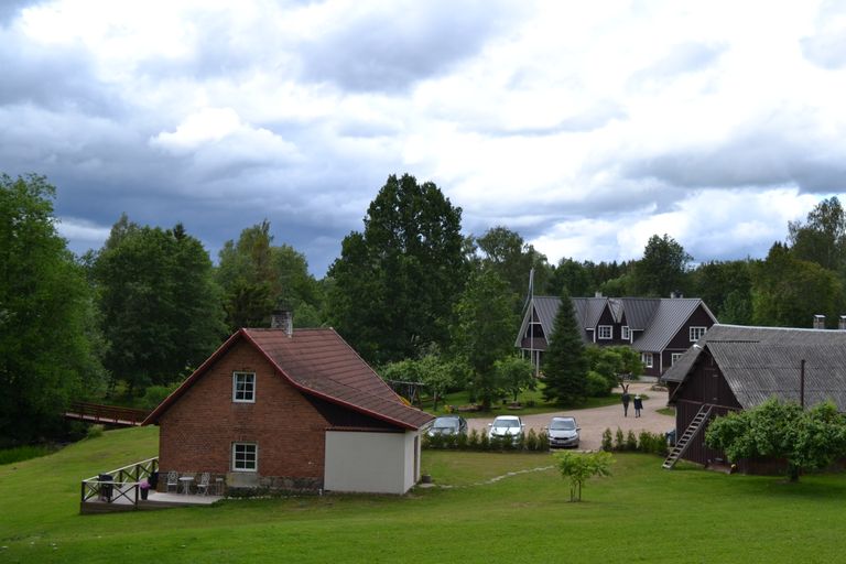 Võrumaal Sulbi külas asuva Roosu talu hoov.