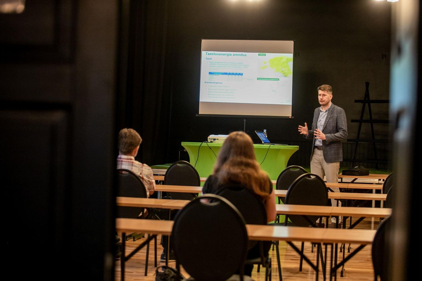 Tori rahvamajas tutvustas Eesti Energia taastuvenergia projektijuh Oliver Zereen plaane tuugeneid püstitada vaid neljale inimesele.