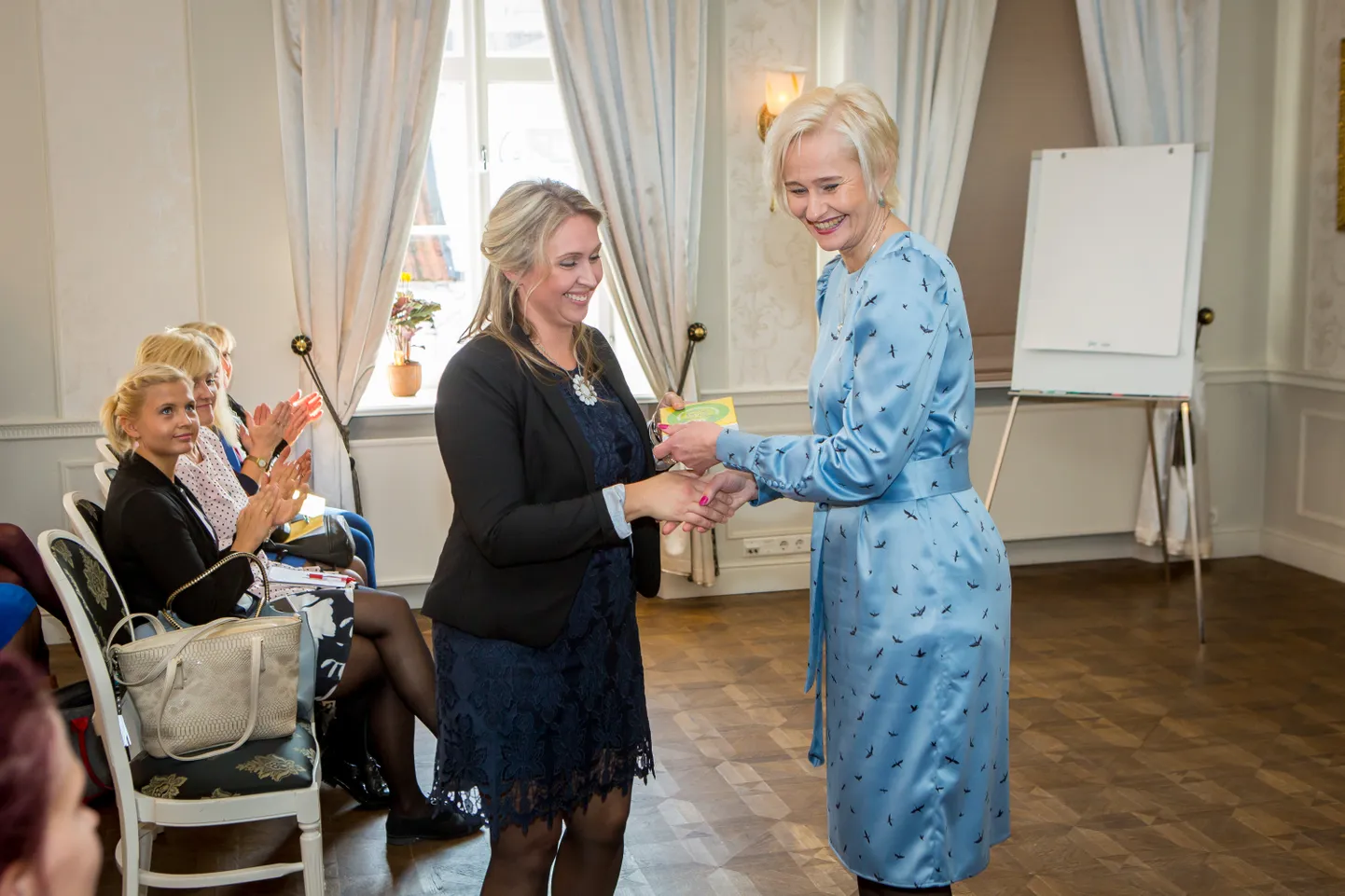 AITÄH! Lasteaia direktor Tiia Leppik tänab väikse meenega õpetaja Siret Liiva konverentsil ülesastumise eest.