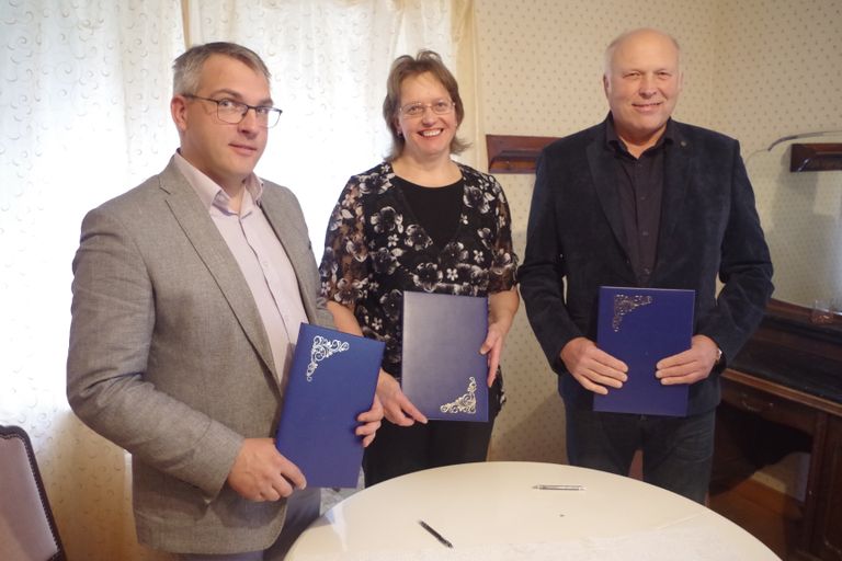 Rõuge koalitsioonilepingule kirjutasid alla (vasakult) Aigar Kalk (Keskerakond), Katrin Pudersell (VL Loome Koos) ja Mati Kuklane (EKRE).