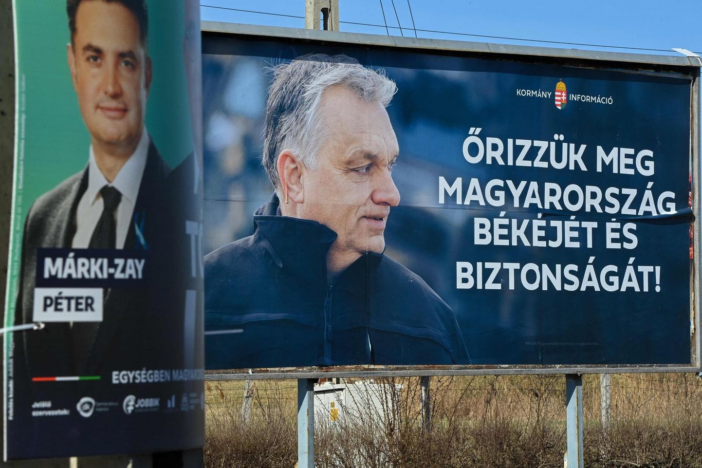 Opositsiooni ühisnimekirja vedava Péter Márki-Zay ja tema vastaskandidaadi Viktor Orbáni valimisplakatid Kisvárda linnas. Peaminister kutsub plakatil üles päästma Ungari rahu ja turvalisust. 