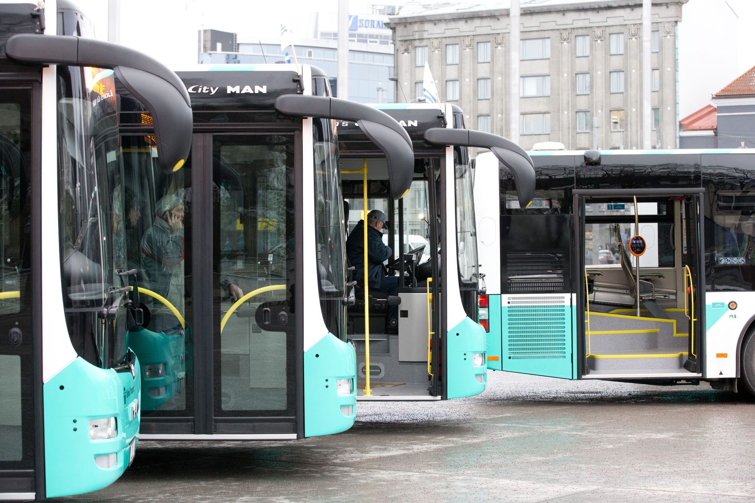 Автобусы на площади Вабадузе в Таллинне. Иллюстративное фото.