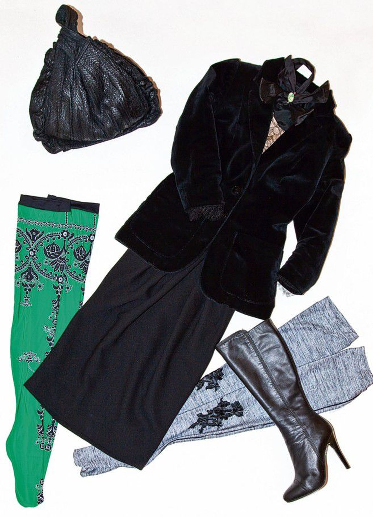 Valik soosikuid: must kaelusepitsiga kleit ja must sametjakk on enda disainitud. Ka trükimustriga rohelised ja tikandiga hallid sukad ning lõhenahast kott on enda töö. Musta siidvööd jaki kaeluses võib siduda nii kleidile kui ka kaela. Saapad on ühed lemmikutest.