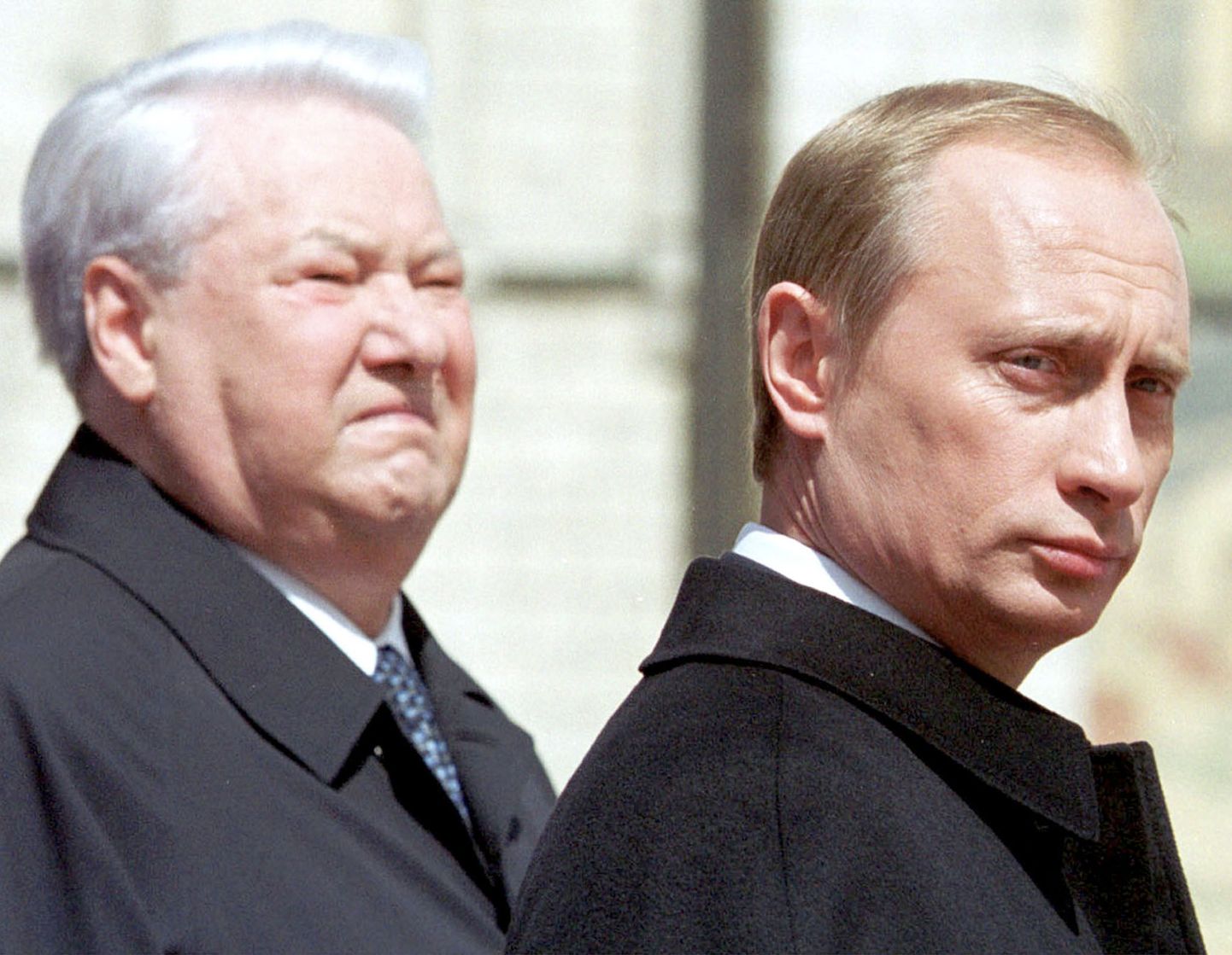 Первый президент России в 1991-1999 годаз Борис Ельцин и второй президент РФ Владимир Путин в день инаугурации преемника, Кремль, Москва, 7 мая 2000 года.