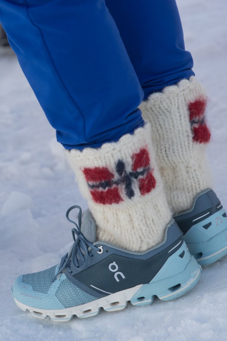 Norra lipuga villased sokid olümpiasportlase jalas