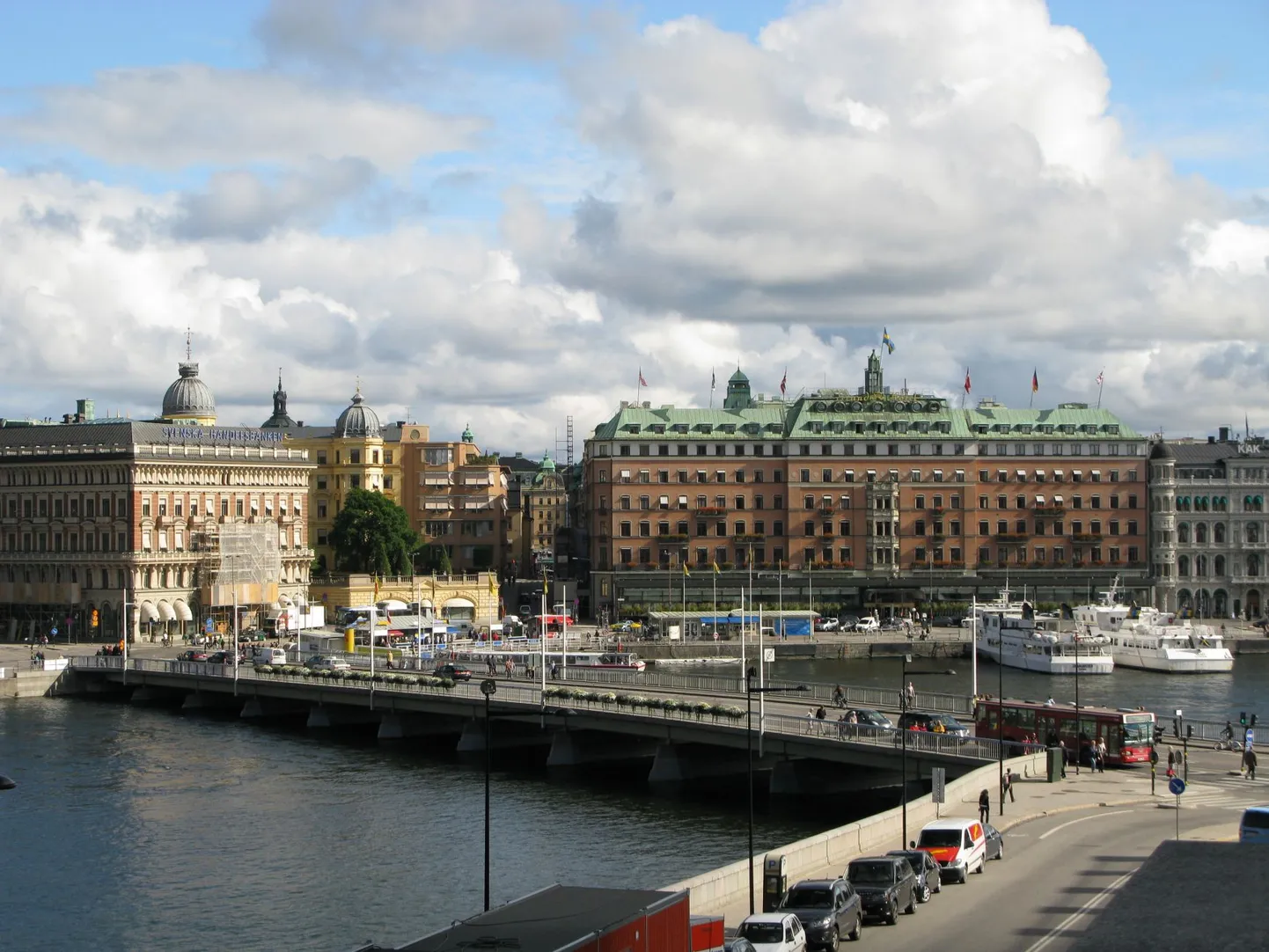 Stockholmi kesklinnas asuv Strömkajeni kai (tagaplaanil keskel).