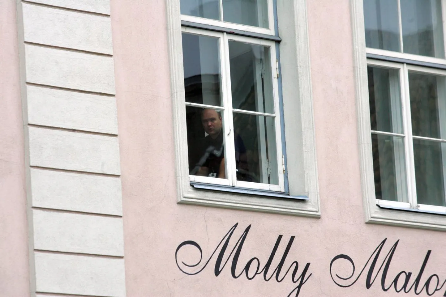 Паб Molly Malone's расположен на углу улицы Мюнди и Ратушной площади в Таллинне.