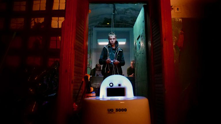 Робот-доставщик может сыграть доброго друга в темном бункере.
