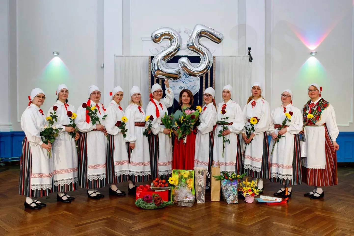 Tantsurühm Vesiroos on tegutsenud veerandsada aastat.