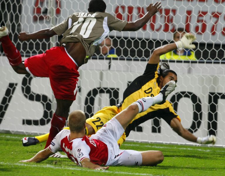 2009. aasta 29. septembril sai Klavanist esimene Meistrite liiga põhiturniiril mänginud eestlane, kui ta tuli vahetusest platsile AZi 1:1 viigimängus Standard Liege’iga. Antud fotol lööb Moussa Traore Belgia klubi viigivärava olukorras, kus Klavan tegutses ebaõnnestunult. Hooaeg 2009-10 ei olnud Klavanile klubirindel edukas, sest Müncheni Bayernisse siirdunud van Gaali asendanud Ronald Koeman ja peagi tolle asemel peatreeneriks asunud Dick Advocaat eraldasid talle väga vähe mänguaega.