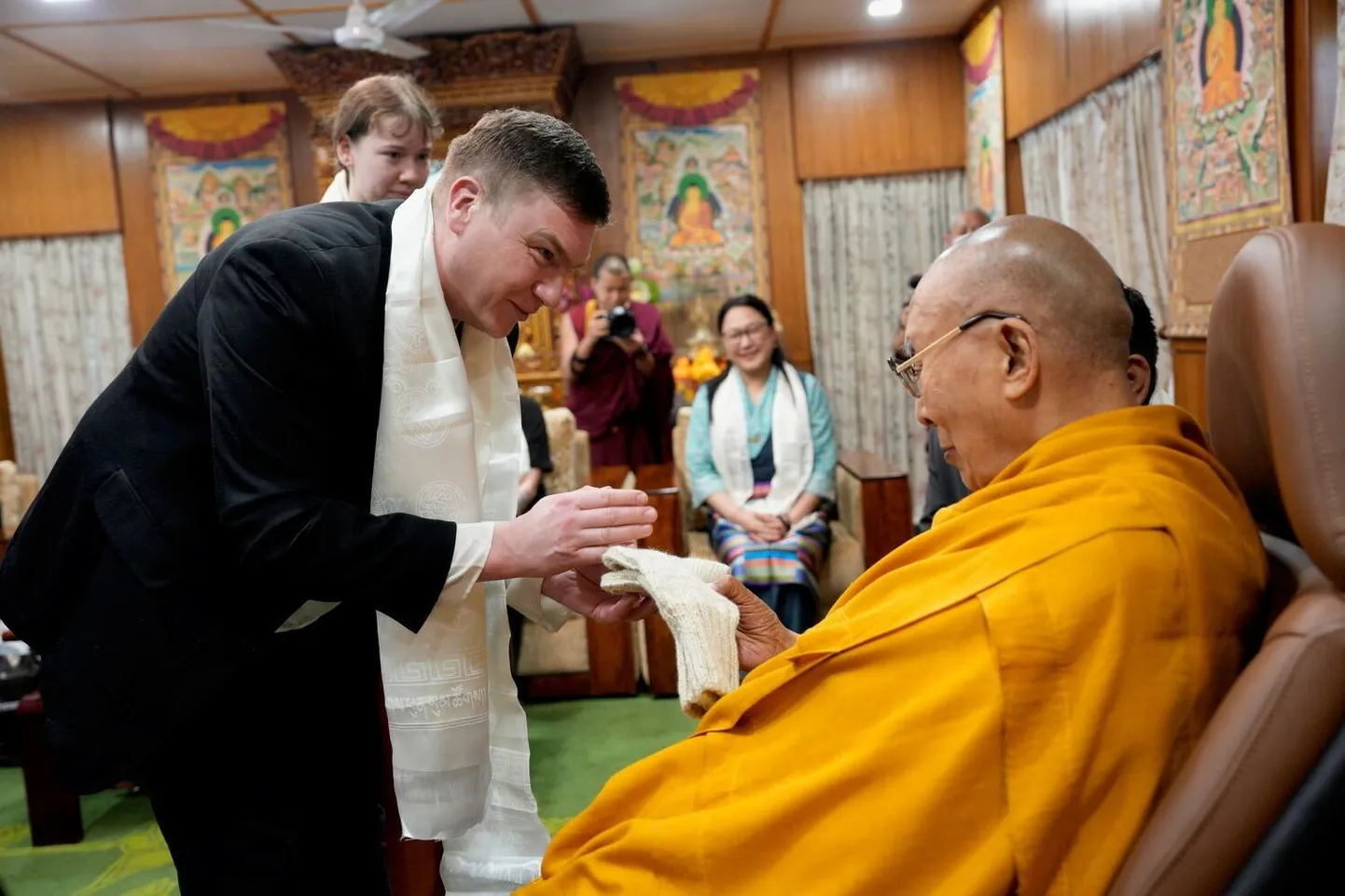 Roy Strider kinkis dalai-laamale ilusad valged villased sokid, mille üle oli dalai-laama väga õnnelik.